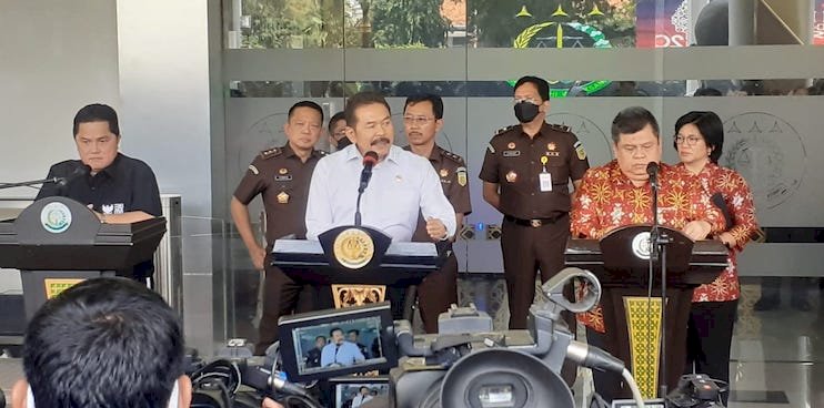 Jaksa Agung ST Burhanudin (podium tengah) saat konferensi pers bersama Menteri BUMN Erick Thohi (paling kiri)/Net