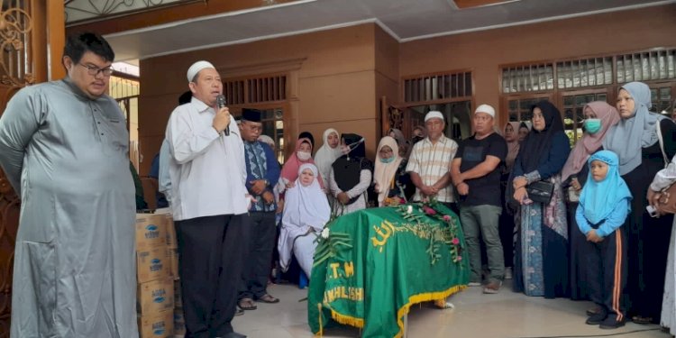 Wartawan senior Hermansyah saat disemayamkan di rumah duka/Ist