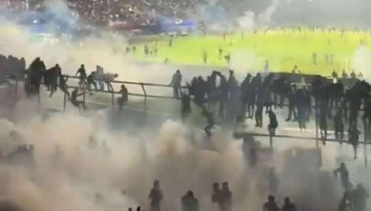 Situasi stadion Kanjuruhan sesaat polisi menembakkan gas air mata ke Stadion Kanjuruhan/Net