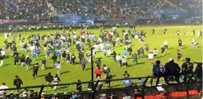 Suasana kerusuhan di Stadion Kanjuruhan Malang