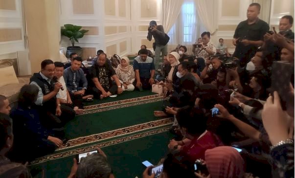 Gubernur DKI Jakarta Anies Baswedan saat berdiskusi dengan awak media dari Jawa Timur di Balai Kota/RMOLJatim