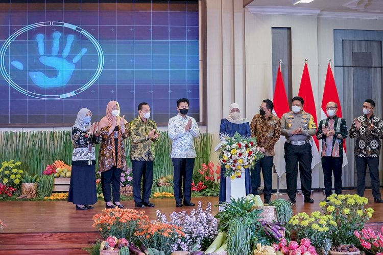 Gubernur Jawa Timur Khofifah Indar Parawansa meluncurkan inovasi SAMSAT Koperasi (SAMKOPI) UMKM/Ist