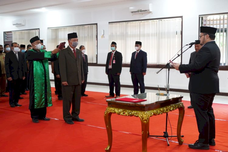 Bupati Kediri Hanindhito Himawan Pramana saat melantik Penjabat Sekda Adi Suwignyo/RMOLJatim