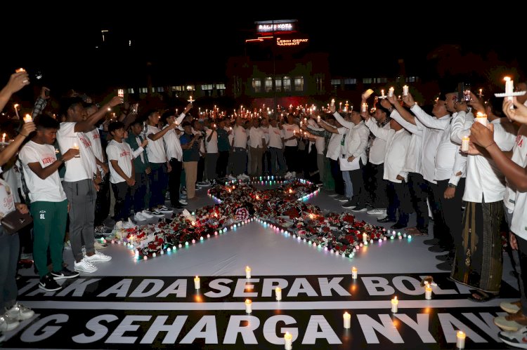 Wali Kota Eri Cahyadi para tamu undangan menyalakan lilin dan menaruh rangkaian bunga sebagai simbol berkabung, perdamaian serta persaudaraan/RMOLJatim