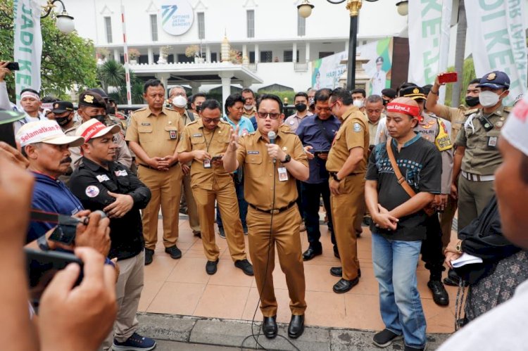 Sekdaprov Jatim Adhy Karyono saat menerima Komunitas Perternak Unggas Nasional/Ist