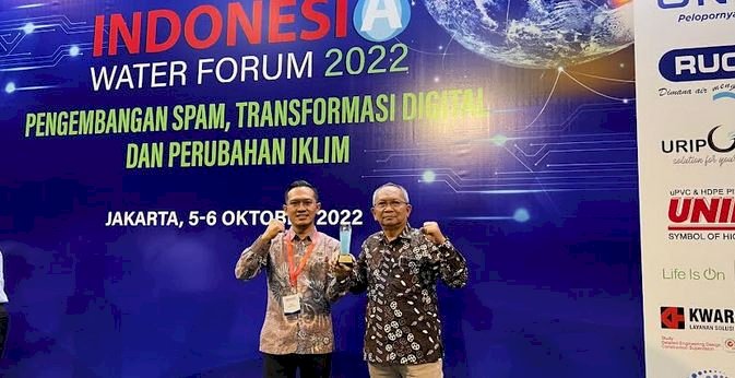 Direktur Perumdam Tirta Kencana terima penghargaan/ist