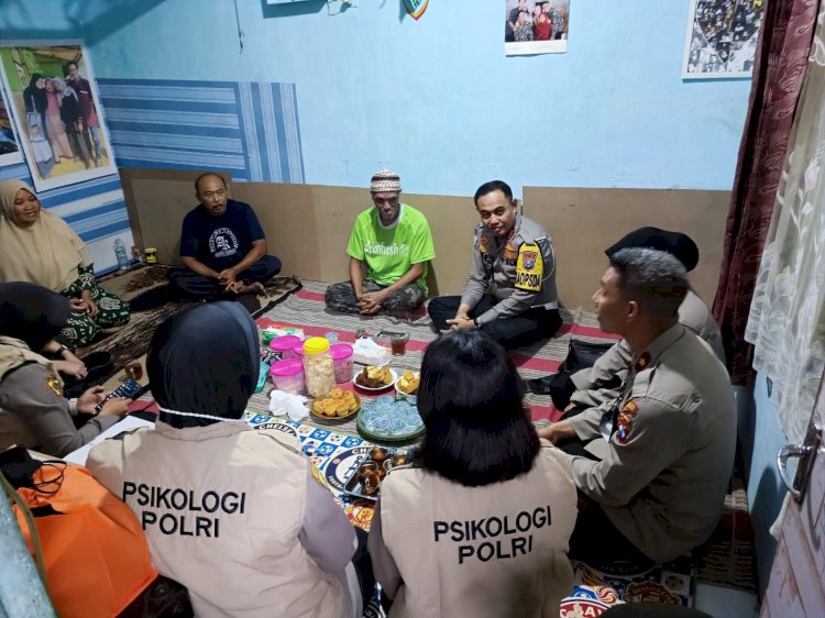 Dirlantas Polda Jatim saat berada di rumah duka. 