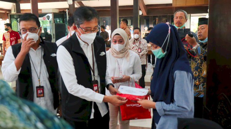 Pemberian santunan kepada korban insiden Kanjuruhan/ist