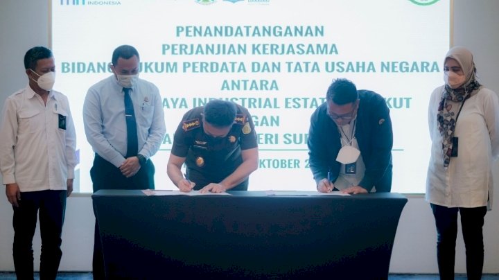 Penandatanganan perjanjian kerjasama Kejari Surabaya dan PT SIER/ist