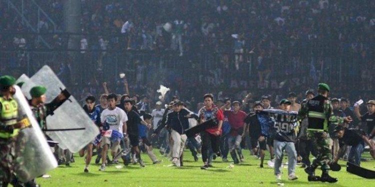 Suporter Arema ngamuk masuk lapangan usai klubnya kalah dari Persebaya, Sabtu (1/10)/Net