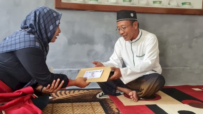 Faisol Riza saat memberikan santunan 