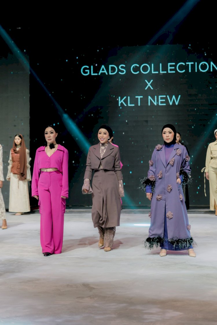 Peragaan busana yang ditampilkan oleh Glads Collection.