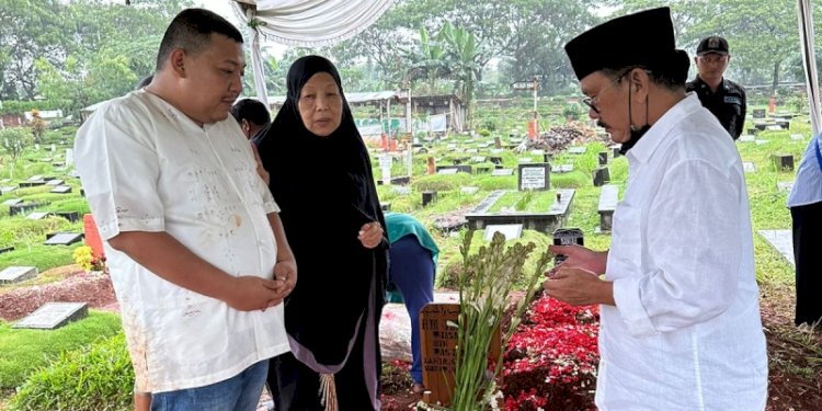 Ilham Bintang di pemakaman tokoh bioskop dan film nasional, HM Johan Tjasmadi di TPU Tanah Kusir, Jakarta Selatan/Ist