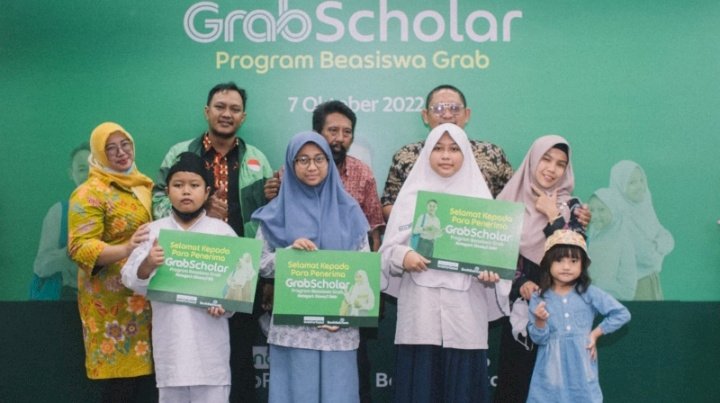 Teks foto: Para anak mitra Grab bersama orang tua dan perwakilan Grab setelah menerima beasiswa pendidikan dari GrabScholar: Program Beasiswa Grab 2022 di Surabaya/ist