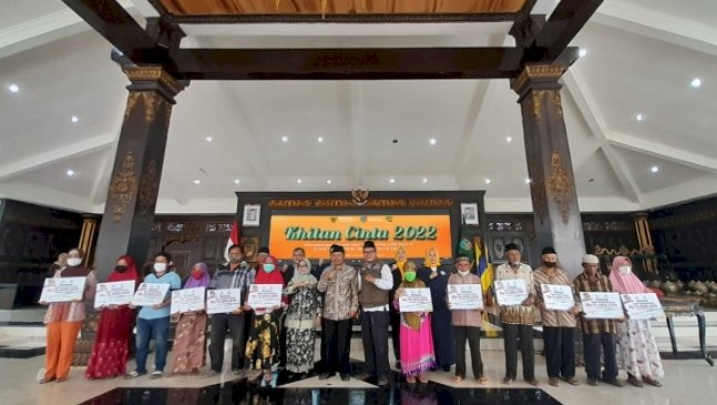 Simbolis penyaluran bantuan di Jombang