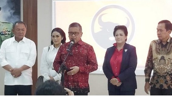  Sekretaris Jenderal DPP PDI Perjuangan Hasto Kristiyanto (tengah) saat acara di Kantor DPP PDIP/RMOL