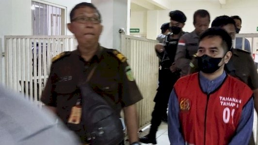 Mas Bechi saat digiring petugas dari ruang tahanan PN Surabaya menuju ruang sidang Cakra/RMOLJatim 