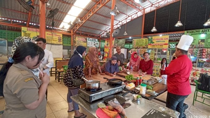 Teks foto: Seorang chef profesional dan stakeholder melatih para pelaku usaha di SWK/ist