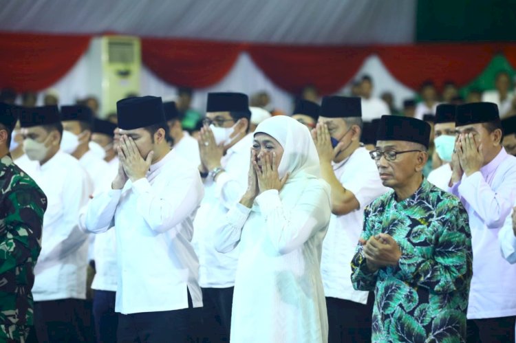 Gubernur Khofifah saat doa bersama untuk korban tragedi kanjuruhan di Masjid Al Akbar Surabaya/Ist