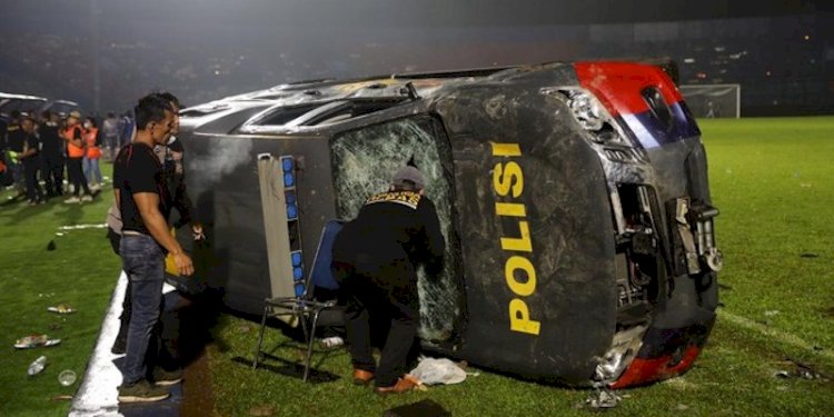 Mobil polisi dirusak saat kerusuhan di Stadion Kanjuruhan, Malang/Net