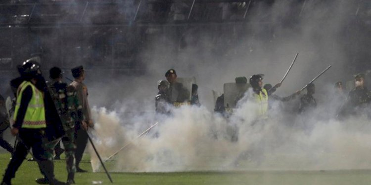 Personel polri menembakkan gas air mata ke arah tribun penonton di Stadion Kanjuruhan, Malang/Net