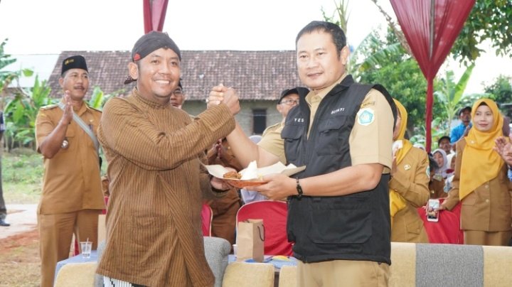 Bupati Lamongan  Yuhronur Enfendi  saat meresmikan  Pasimas /RMOLJatm 