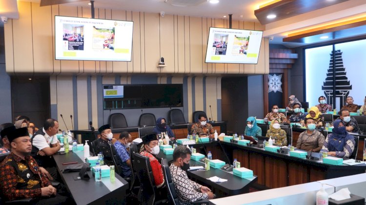 Bupati Mojokerto, Ikfina Fahmawati saat menyampaikan paparan ke tim penilai STBM Award 2022/ist