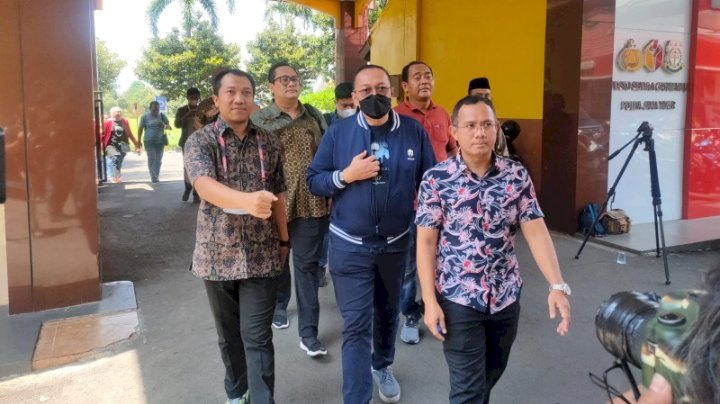 Caption : Direktur Utama PT Liga Indonesia Baru (LIB) Akhmad Hadian Lukita (jaket biru).