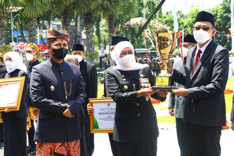 Dirut Bank Jatim Busrul Iman saat menerima piala bergilir dari Gubernur Khofifah/Ist