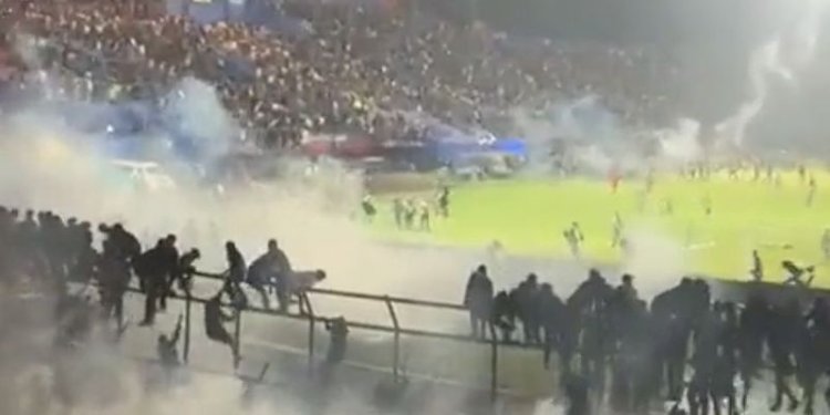 Tragedi Kanjuruhan yang berawal dari kerusuhan suporter Arema dengan aparat kepolisian/Net