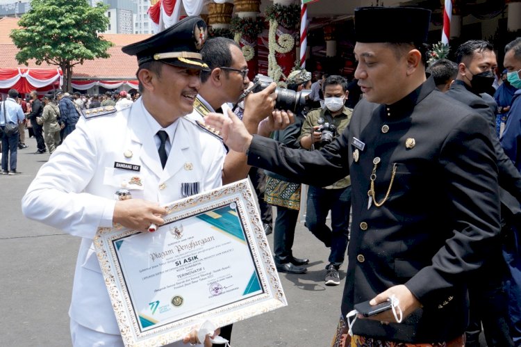 Wali Kota Eri Cahyadi bersama Camat Asemrowo/ist