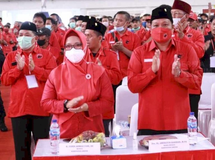 Ketua DPC PDIP Gresik Mujid Riduan beserta jajaran pengurus/RMOLJatim