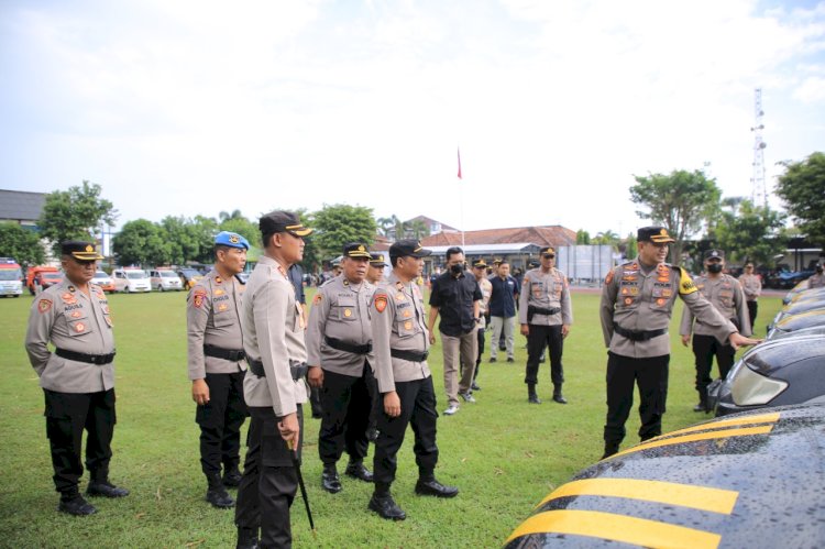 Kapolres Madiun AKBP Anton Prasetyo usai apel siaga bencana memeriksa kelengkapan alat tanggap bencana./ist