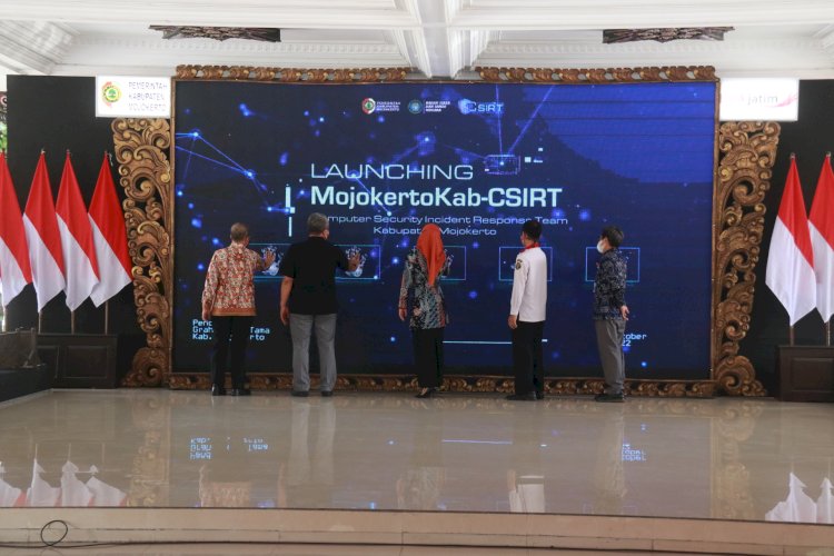 Bupati Mojokerto Ikfina Fahmawati saat melaunching Tim Tanggap Insiden Siber/ist