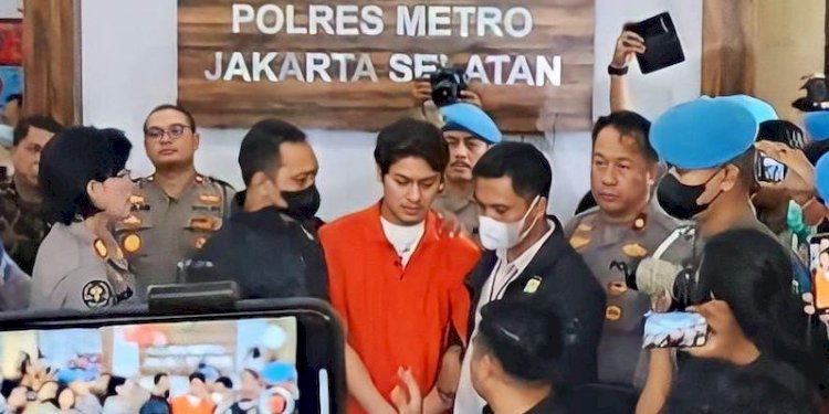 Rizky Billar (kemeja oranye) sesaat sebelum ditahan polisi/RMOLJakarta