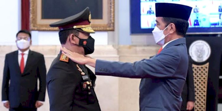 Presiden Joko Widodo saat melantik Jenderal Listyo Sigit Prabowo sebagai Kapolri di Istana Negara/Net