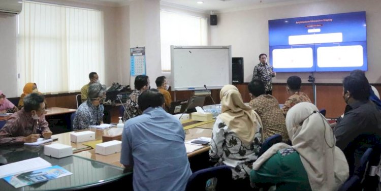 Kadiskominfo Jatim Hudiyono sat memimpin rapat teknis persiapan perkuat konten Anjungan Jatim di TMII Jakarta/Ist