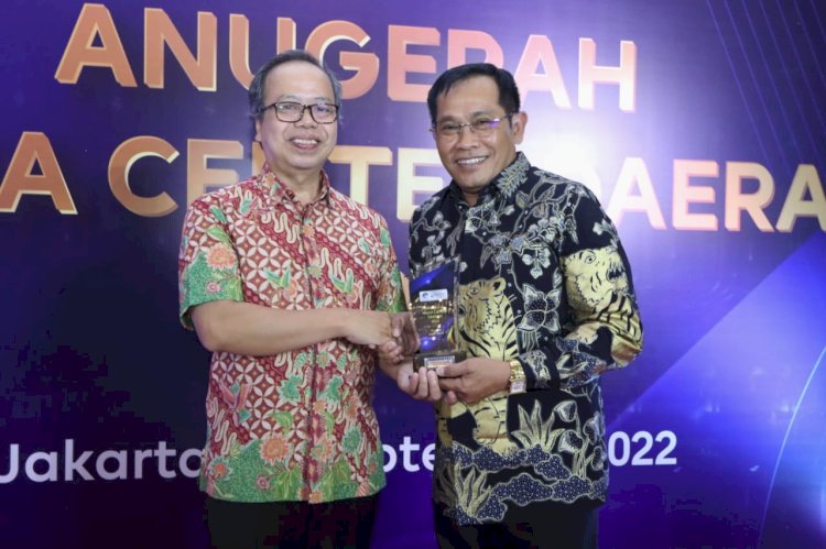 Direktur Pengelolaan Media Kemenkominfo, Nursodik Gunarjo (kiri) saat menyerahkan piala penghargaan terbaik pertama sebagai Media Center Provinsi Kategori Berita tahun 2022 dalam ajang Anugerah Media Center Daerah 2022 kepada Kadis Kominfo Provinsi Jatim, Hudiyono (kanan) di Tangerang Selatan, Banten, Senin (26/9/2022).