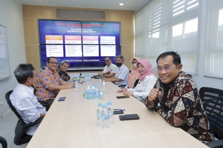 Kadis Kominfo Jatim, Hudiyono (kanan) saat rapat progress kemajuan pembangunan Satu Data Jawa Timur bersama para akademisi ITS, di Gedung Robitics Kampus ITS Surabaya, Rabu (28/9/2022)