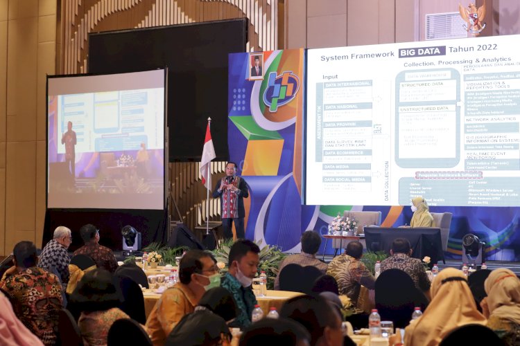 Kadis Kominfo Jatim menjadi narasumber dalam Rapat Koordinasi Daerah tentang Pendataan Awal Registrasi Sosial Ekonomi 2022, di Malang, Kamis (15/9/2022). Foto: Ghufron/JNR