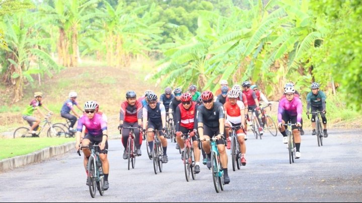 Sekjen PDIP Hasto Kristiyanto saat Gowes di Surabaya 