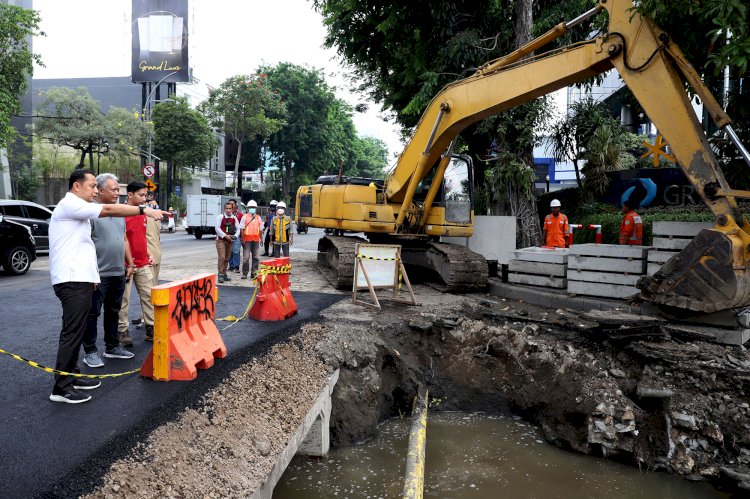 Wali Kota Eri Cahyadi saat sidak box culvert/RMOLJatim