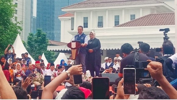 Gubernur DKI Jakarta Anies Baswedan didampingi sang istri saat menyampaikan pidato perpisahan/Net