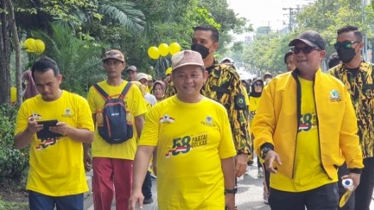 Teks Foto: Ketua DPD Golkar Jatim Sarmuji melepas peserta jalan sehat dari Gedung Juang 45, Surabaya.