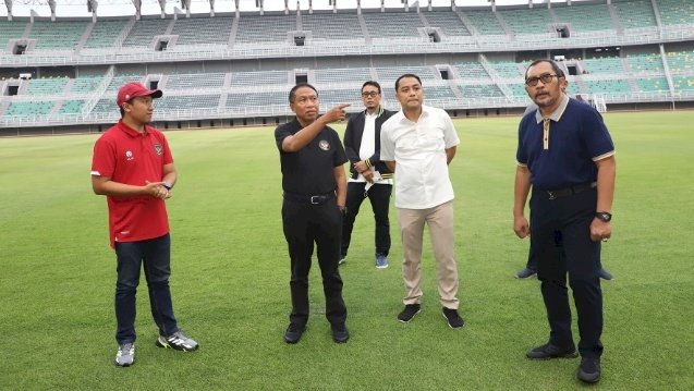 Teks foto: Wali Kota Eri dampingi Menpora RI meninjau Stadion GBT/ist