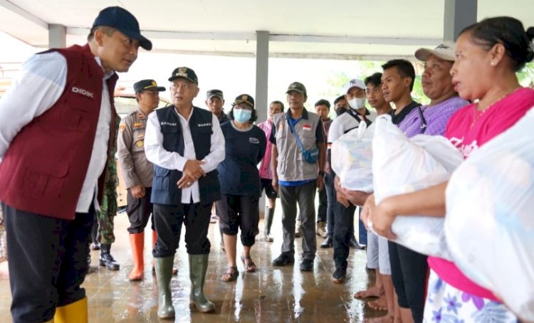 Bupati Malang HM Sanusi dan Wakil Bupati, Didik Gatot Subroto saat berikan bantuan berupa sembako ke warga/Ist