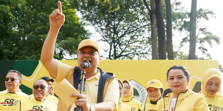  Ketua Umum Partai Golkar, Airlangga Hartarto, membuka kegiatan jalan sehat di Jakarta/RMOL