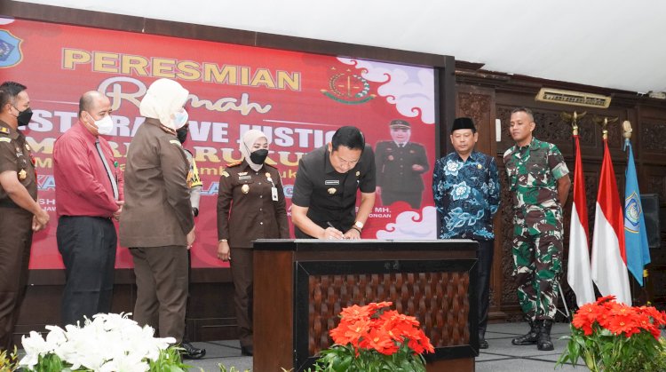 Bupati Lamongan Yuhronur Efendi saat menandatangani peresmian dua rumah Restorative Justice/RMOLJatim