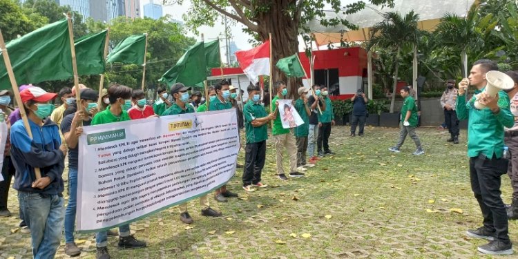 Himpunan Mahasiswa Al Washliyah (Himmah) saat aksi depan kantor KPK mendesak mengusut kasus dugaan korupsi bantuan sosial/RMOL