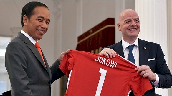 Presiden RI Joko Widodo dan Presiden FIFA Gianni Infantino di Istana Merdeka, Selasa (18/10)/Ist